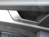 シンプルさと機能性が両立しており、ドイツ車らしい良いインテリアになっています。手の込んだ手法で静かで快適な室内を実現させています。