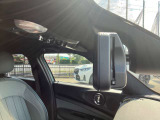 ETC2.0一体型の自動防眩機能付きバックミラー。後続車のヘッドライトの眩しさをセンサーで検知し、自動で減光して視界を快適に保ちます。夜間運転の疲労軽減と安全性向上に貢献する便利なアイテムです。