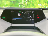 速度やシフト位置、各種表示を運転席から確認しやすく、走行中も必要な情報を把握しやすい配置です。見やすく整理された表示が、日々の運転を支えます。
