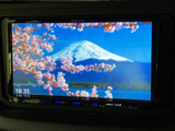 停車中には、地デジTVをお楽しみいただけます。長距離移動のお供に、エンターテイメント機能をぜひご活用ください。