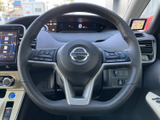 握りやすい形状で、快適な運転操作をサポート。オーディオやハンズフリー通話のスイッチも操作しやすい位置に配置されています。