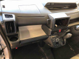 よく使うものが手を伸ばせばすぐ届く、機能面で充実した収納。