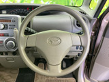 オーディオの表示部や操作ボタンが運転席から確認しやすい位置にまとまり、選局や音量調整を行えます。周辺のスイッチ類も見渡しやすく、日常的に使う機能へ手を伸ばしやすい配置です。