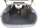 【広々トランクルーム】車体に対してスペースは広めに作ってあります。また、背もたれを倒すとより多くの荷物を乗せることができます。