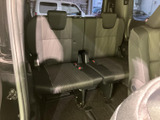 左右に並ぶシートで、後席にも複数名が座れる室内空間です。背もたれとヘッドレストを備え、家族や仲間との移動でも、乗員がそれぞれ落ち着いて過ごせるよう配慮されています。