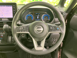 左右のスポークにスイッチが配され、運転姿勢を保ったまま手元で各種機能へアクセスできます。メーターを見ながら操作できる、日常使いに便利な装備です。