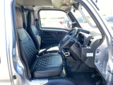 運転席まわりは前方の視界が広く、着座したまま周囲を確認しやすい印象です。シートや足元も見渡しやすく、毎日の運転で使う空間をじっくりご覧いただけます。