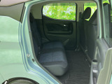 後席は左右に座席が並び、ドア開口部から乗り降りしやすい配置です。窓から光が入り、足元にも空間が確保されているため、同乗者も過ごしやすい印象です。