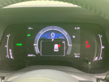 速度やシフト位置、燃料などの情報がひと目で確認しやすく、運転中に必要な表示を把握しやすいメーターです。警告表示もまとまり、安心感につながります。