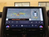 真上から見下ろしたような視点で車とその周囲を確認出来る画面と、車両後方を映し出すバックモニター画面の2つを表示してくれます。