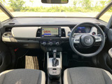 前席からはフロントガラス越しに広く前方を見渡せ、運転席と助手席も並んで座りやすい配置です。明るい色を取り入れた室内で、落ち着いて過ごせる空間になっています。