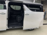 両側パワースライドドア付き!狭い駐車スペースなどでの乗り降りラクラク♪小さなお子さまのいるご家庭には嬉しい装備です。