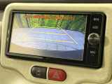 【バックカメラ】駐車時に後方がリアルタイム映像で確認できます。大型商業施設や立体駐車場での駐車時や、夜間のバック時に大活躍!運転スキルに関わらず、今や必須となった装備のひとつです!