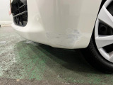 フロントバンパーに擦り傷があります。