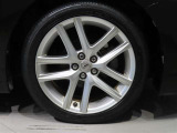 純正のアルミホイール装着車です。タイヤサイズは215/45R17です。