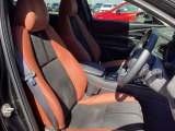 ドライバーを中心に考えられたコックピット。視線移動を抑え、運転に集中しやすいレイアウトです。