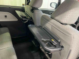 【格納式シートバックテーブル(運転席/助手席)】 物が落ちにくいふち高テーブルはタブレットが立てかけられ、お子さま用のマグカップや500mlの紙パックが入るカップホルダーも備えています。