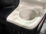 助手席側にも(前席/掘り込み式)ホットカップホルダー☆保温付で温活が車内でも実現♪600mlのペットボトルまで対応しておりスイッチ1つで温かい飲み物は保温を、冷たい飲み物は常温にしてくれます