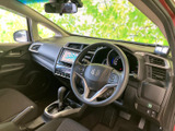 前席まわりは運転席から助手席まで見通しやすく、フロントガラスからの視界も広がります。シートや足元は落ち着いた色合いでまとまり、乗る方を迎える室内はすっきりとした印象です。
