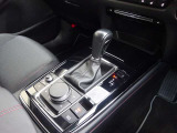 【オートブレーキホールド】停車中にブレーキペダルから足を放しても、ブレーキを自動的に制御して、車両の停車状態を保持する機能です。信号待ちなどの停車時に運転者の負担を軽減します。