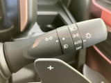 方向指示やライト関連の表示がレバーに記され、必要な操作を確認しやすい設計です。運転席から手の届く位置にあり、日常の運転時にも使いやすい装備です。