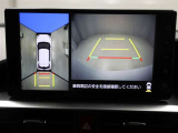 パノラミックビューモニターを装備。駐車場や交差点でクルマを真上から見るように周囲を確認できます。機能の詳細は販売店スタッフまでおたずねください。