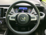握りやすい位置に各種スイッチがまとまり、運転姿勢を大きく変えずに手元で操作できます。メーターを見ながら扱いやすく、日々の運転で便利さを感じられる装備です。