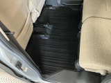 しっかりと汚れ、砂ぼこりを落とし足元まで清潔な車内空間を作り上げております♪