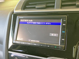 停車中には画面で映像やテレビを視聴でき、休憩時間を車内で過ごす際にも活用できます。表示内容に合わせて画面を確認しながら、落ち着いてお楽しみいただける装備です。