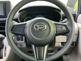 握りやすい形状のステアリングに、手元で確認できるスイッチ類を配置しています。運転姿勢のまま必要な操作に手を伸ばしやすく、毎日の移動をサポートする装備です。