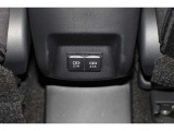 充電用USB端子付き。スマートフォンなどの充電に便利です。