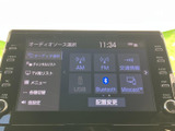 ラジオやUSB、Bluetoothなど、利用できるオーディオソースが画面に並びます。選択肢を見比べやすく、普段お使いの音源に合わせて選べるため、車内での時間を快適に過ごせます。