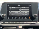 画面にはナビやサウンドなどの設定項目が並び、必要なメニューを見つけやすい構成です。タッチ画面と周囲のボタンを使い分けられ、音量調整なども手元で行いやすく、日常使いに便利です。