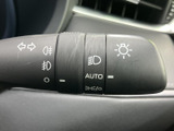 操作しやすいウインカーレバーで、安全な車線変更をサポートします。直感的に操作できるので、運転に集中できます。快適なドライブを。
