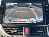 後方の映像に加えてガイド線が表示され、駐車時に車両後方の位置関係を確認しやすい画面です。周囲を目視しながら、停車位置を合わせる際の目安として役立ちます。