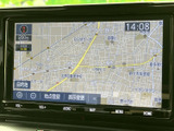 道路や周辺施設が画面上に表示され、地図を見ながら目的地までの道順を確認しやすい仕様です。拡大縮小や地点登録などの表示もあり、行き先に合わせて使い分けられます。