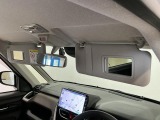 【サンバイザー】車内で身だしなみを整えるためのバニティミラーがセット。お化粧直しや髪型のチェックに活用できます。