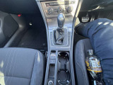 シフトまわりはスッキリとした使いやすいレイアウト。落ち着いた室内で快適に運転を楽しめます。