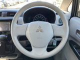 握りやすい形状のステアリングを採用し、運転席からメーターや周辺の操作部へ手を伸ばしやすい配置です。中央にはエアバッグ表記があり、日々の運転を支える装備です。
