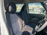 運転席まわりには十分なスペースがあり、大柄な方でもゆったり運転していただける環境です。