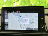 高精細な画面で、運転に必要な情報を分かりやすく表示します。快適なドライブをサポートするナビゲーションシステムです。