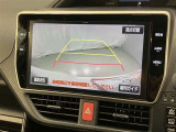 車庫入れなど後進運転時に死角をモニターで確認ができて安全です♪ ステアリング操作の参考になるガイド線も表示しますので車庫入れがニガテな方も安心ですネ!