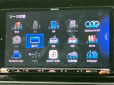 地デジやFM、AMのほか、USBやBluetooth Audioなどの入力項目が並びます。使いたい音源を画面から選びやすく、日々の移動時間に合わせた楽しみ方ができます。