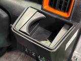 運転席側掘り込み式カップホルダー