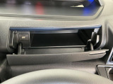 【インパネアッパーボックス】サッと取り出せてサッとしまえる、運転席の目の前にはボックスが装備されております!薄型のボックスティッシュなど収納可能☆