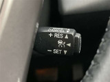 クルーズコントロール機能が付いています。 速度を設定するとアクセルを踏まなくても一定の速度で走ることができます。  高速道路ではとても便利な装置なんです。