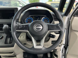 握りやすい形状のステアリングは、長時間の運転でも疲れにくい設計。操作性も高く、快適なドライビングをサポートします。質感も上質です。