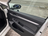 フロントドアトリム。ドアポケットにはペットボトルが置けるスペースが確保されています