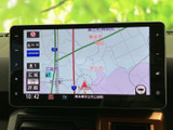 地図を画面に表示でき、周辺の道路や現在地を確認しながら目的地へ向かえます。画面上の案内を活用できるため、初めての道を走る際にも便利です。