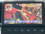 停車中にテレビ番組を視聴できる画面を備えています。映像と字幕が大きく表示され、休憩時間の楽しみとして活用可能。車内で過ごすひとときに、映像コンテンツを楽しめます。